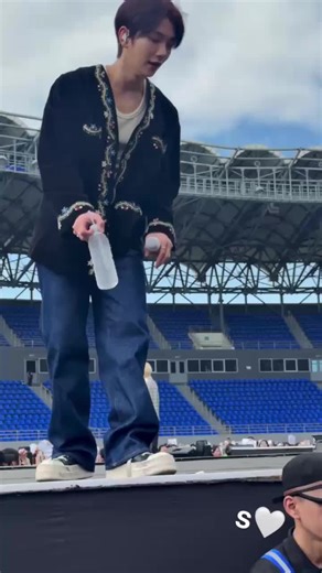 Joshua from SEVENTEEN: Emotional Performance Insights