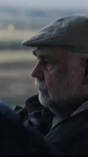 Ovo je jedna od najjačih scena u seriji Južni vetar. Crveni dolazi kod Lazara, Maraševog oca, svestan da je došao na poslednji susret. Dok uzima svoj Orden za hrabrost, njih dvojica se prisećaju prošlosti i rata. Lazar ga podseća da je pobegao iz jedinice jer više nije mogao da gleda stradanje nevinih, dok je Crveni ostao i za to dobio odlikovanje. Razgovor postaje ličan kada se otvara stara rana – ubistvo Lazarovog sina. Shvatajući da mu nema spasa, Crveni se predaje i traži samo jedno: da ga n