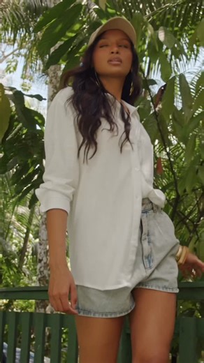 Paraensíssimo on Instagram: "“Onde é essa bandeirona do Pará?”. Ora, onde é, mano! No Paraensíssimo Combu! Claro! Professora @jdsvieira é quem pensa nessas coisas e vai lá realizar as ideias mais paraenses para ficarmos com a cara do Pará, aquela decoração muito paraense, Paraensíssima! Agora, a gente vai poder passear na bandeira, fazer foto de drone em cima dela, vídeos, clipes, danças, apresentações musicais no meio do rio. A nossa marca é o Pará! @iamcarolinacosta queria um lugar para as fo