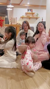 1M views · 21K reactions | Hôm qua Nie và các anh chị đã được gặp ông già Noel rùi ạ  cảm ơn ông đã tặng quà cho chúng con  Nie hứa sẽ thật ngoan ngoãn để năm sau được gặp ông tiếp ạ 殺 | Winnie Hannie | Facebook