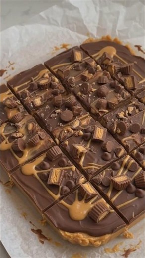 These No-Bake Reese's Peanut Butter Bars are rich, creamy, and loaded with chocolate in every bite!😍