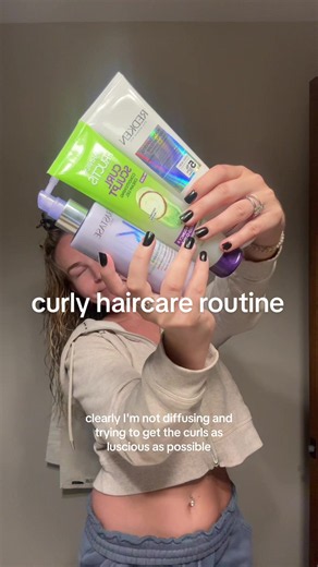 blondie with curly/wavy hair checking in 🙂‍↕️🙂‍↕️ #haircare #routine #curlyhair #blondehair #summer #hairwashday @Kérastase @Hairitage @Redken @GARNIER