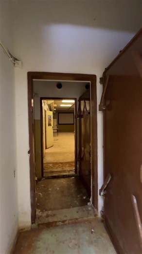 Once again, deep beneath a city. This is an impressive abandoned civil defense bunker from the Cold War era. The equipment is completely intact and electricity is still available. Would you like to visit a structure like this?