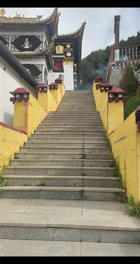 红墙金顶，经幡漫山。郎木寺最动人的从不止山水。转经的长者、廊下静坐的僧侣，烟火与信仰相融。高原的风，载着虔诚，抚平远道而来的浮躁。#藏寺文化 #藏式寺庙建筑之美