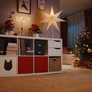 29K views · 42 reactions | Isegi kui jõuluõhtul on kodu laitmatult korras, siis järgmisel hommikul tunduvad kingitused kindlasti huvitavamad kui kord. Ja nii peabki! KALLAX riiuli ja sellega täpselt sobivate DRÖNA kastidega leiad igale asjale lõpuks oma koha. Vähemalt natukeseks ajaks: www.ikea.ee/et/koik-oma-kohal-vahemalt-natukeseks-ajaks | IKEA | Facebook