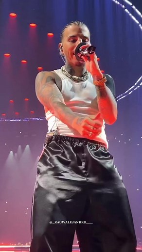 Rauw Alejandro Performing 'Beso' for the First Time in New York ❤️