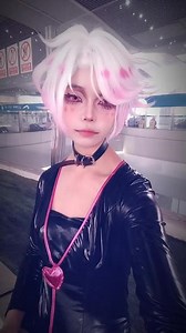 此女子不知道去哪就水灵灵的坐在地铁站拍手势舞，这一身冻死我了#世界线漫展 #地狱客栈 #安吉尔 #地狱客栈安吉尔 #v妈作品