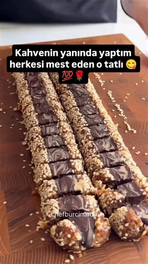 _.tarif_defterim_ on Instagram: "Hurma Bar Malzemeler 20 hurma 100 g ceviz(1 su bardağı) Susam 120 g bitter çikolata Hazırlanışı Hurma ve cevizi robotunda çek un ufak olacak görüntüsü ardından tezgaha alıp elinle toparla 2 eşit parçaya böl fitille susama bula ardından orta kısmına videodaki gibi şekil ver sonra olarak benmaride eritilmiş çikolatanı ekle üzerine tahinle desen ver çikosu donduktan sonra 2 parmak büyüklüğünde parçalara ayır afiyet olsun 😋 görüşürüz hadi gittim ben 🙋🏻‍♀️🤗 @chefb