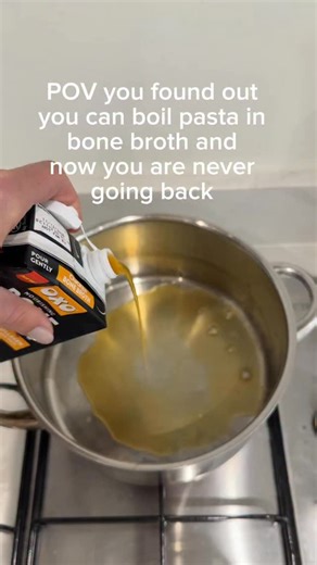 Melissa | Nutritionist BSc RNutr on Instagram: "Honestly, why are we still using plain water? Switching to @oxo_uk bone broth is the easiest “lazy girl” nutrition hack I’ve found in a while. By swapping water for bone broth and not draining it afterwards you’re getting more flavour into the pasta. Plus 1️⃣ Each broth pack contains 15g of protein (and I don’t drain it I cook the pasta risotto style) 2️⃣ Extra 5g of collagen 3️⃣ It tastes infinitely richer and savoury. Who’s trying this for their