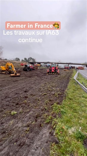 🚧🇫🇷🚜 #Farmers demonstrate next to the #highway in #France #farmersdemo #farmersprotest