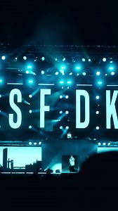 Nos queremos despedir de ustedes por todo lo alto. 🫡 No te pierdas nuestro concierto de despedida en el Wizink Center de Madrid el próximo 18 de octubre. Compra tus entradas antes de que se agoten. 🎟 | SFDK Oficial