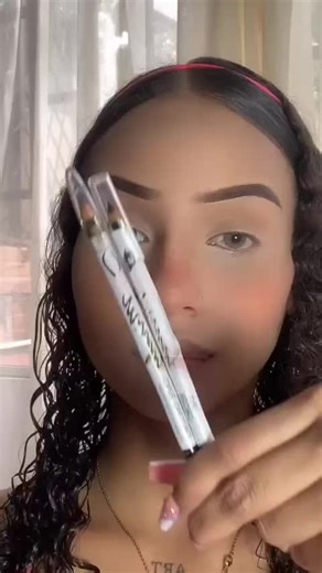 ✨ ¡Transforma tu belleza, línea por línea! ✨ Desde la precisión en tus ojos hasta la expresión en tus labios, nuestros lápices y sombras son tu lienzo para un maquillaje sin límites.👁️✍️ Te brindarán toda la versatilidad para crear looks intensos.👄💋 ¡Sé la artista de tu propia belleza! 💄✨ 💗Productos: -Lápiz delineador de ojos negro -Lápiz delineador de labios café oscuro -Paleta de sombras Mirely Lovers -Labial (Producto que pronto lanzaremos) Modelo y maquilladora: @kimberly31_cardona #Mir