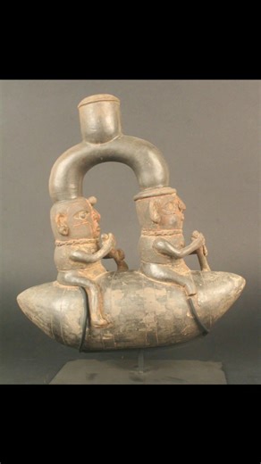 Botella Asa Estribo Chavín: Embarcación y Tripulantes Créditos | Fuente: Museo Chileno de Arte Precolombino 📚 | Arqueología Peruana