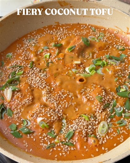 Ayushi Gupta-Mehra on Instagram: "10 ONE-BOWL MEALS TO CHANGE YOUR LIFE Cosy & nourishing, these speedy bowls are a wholesome addition to your weekly meal plan. They’re veggie-forward, big on flavour, with many recipes high in protein and/or fibre too! Swipe right for all the inspiration you need >>> 1. Fiery coconut tofu curry 2. Turkish-inspired egg salad 3. Crispy rice salad 4. Paprika mushroom broccoli bowl 5. Sticky tofu bowl 6. Cauliflower shawarma bowl 7. Shawarma-spiced carrot & chickpea