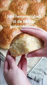 Hemmeligheden er danskvand! Så får du bløde og luftige gulerodsboller ✨️ Jeg elsker hjemmebagte gulerodsboller. De er også som nybagte efter frost. De skal blot tø op og kan så lunes i mikroovnen, hvis de ønskes bløde og gode eller i ovnen eller på risteren, hvis man vil have et let sprød ydre ❤️ Jeg elsker at nyde bollerne med tandsmør. Men de er også perfekte til morgenbordet eller brunch med pålæg. De er også gode til eftermiddagskaffen 🫶 18 stk 1050 g mel ekstra til bordet 400 ml danskvand 