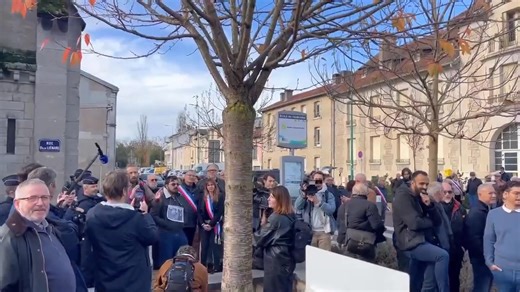 Pierre-Nicolas Nups, Secrétaire général du Parti de la France, a donné un cours de chant à la lie de l'humanité qui manifestait ce matin à Verdun contre la célébration d'une messe à la mémoire du Maréchal Pétain, héros de la Grande Guerre. | Le Parti de la France