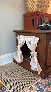 Cutest cat litter hack ever 🥹🐈 Thrift an antique end table, cut a hole in the side or just leave one of the doors open, put the litter box in, get a small curtain rod and valance curtain, use command strips or small nails to attach, and you have the cutest litter box ever. Plus it helps so much with smell! Link in stories and bio to rod and curtain✨ #cathack #litterbox #catdiy | Laurenemilyjuarez