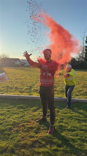 Holi Powder Photography 🎨🎅 shot on [ad] vivo X300 Pro The photo was shot on the new vivo X300 Pro with the Telephoto Extender. ☝️ Photos like this need to be photographed with a very fast shutter speed. No other phone was able to do this for us so far. Impressive! @vivo_austria @vivomobileit #holiphotography #creativephotography #holi #christmas | Manuel 'Romez' Rom