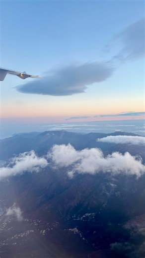 | Décoller de Bastia, c’est d’abord s’élever au-dessus du Cap Corse 🧡🌿 Nuages qui frôlent les sommets, lumière du matin… Une dernière carte postale avant de prendre de l’altitude 🤩 | Aeroport de Bastia Poretta