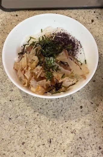 新玉ねぎに赤しそふりかけと鰹節とポン酢をまぜるだけ(高速版)