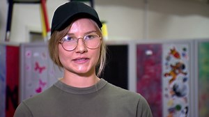 Schülerin geht mit den Jungs zum pinkeln (Video) - Krass Schule - Die jungen Lehrer - RTLZWEI