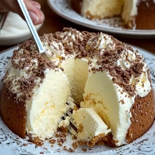 Quark Gugelhupf Zutaten: - 250 g Mehl - 1 Packung Backpulver - 450 g Quark - 4 EL Zucker - 1 Packung Vanillezucker - 1 Packung Puddingpulver mit Vanille-Geschmack - 100 ml Milch Anleitung: 1. Ofen vorheizen: 1.1. Den Ofen auf 180°C vorheizen. Eine Gugelhupf-Form einfetten oder mit Backpapier auslegen. 2. Teig vorbereiten: 2.1. In einer Schüssel das Mehl mit dem Backpulver vermischen. 2.2. In einer separaten Schüssel den Quark mit Zucker, Vanillezucker, Puddingpulver und Milch glatt rühren. 3. Te