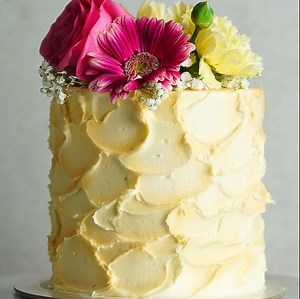 Because sometimes not overcomplicating the design is best. Here we have a rustic, gold airbrushed cake (similar technique used in our last video) decorated with fresh flowers. This cake is especially handy for newbies in the cake decorating world. The design is SUPER forgiving, and adding floral elements onto the cake helps to hide any of those hiccups you might still be perfecting. Enjoy! | Rosie's Dessert Spot