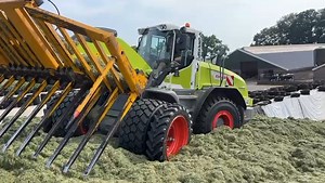65K views · 297 reactions | Inmiddels wordt er volop gedraaid met deze CLAAS 헧헢헥헜헢헡 ퟭퟲퟭퟭ 헣 demo machine! Ook geïnteresseerd? Neem contact op met onze verkopers! | De Vries Mechanisatie BV | Facebook