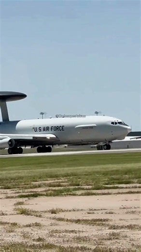 The plane with the giant disc that sees everything in 360° 😳