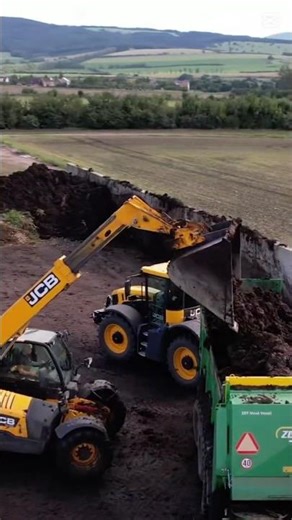 Manure madness! 💩🔥 Full power loader! #farming