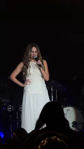 A fun moment from tonight’s show in Cleveland, OH ✨Fans started calling out requests and Carly delivered…singing “Show Me Around,” “If My Name Was Whiskey,” “No Rain,” and “Messy” 🤍