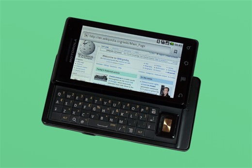 Qué fue del Motorola Milestone, el móvil con teclado oculto con el que la marca se estrenó en Android