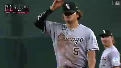 村上宗隆 ファインプレー！普通ならライトへ抜ける痛烈な打球をダイビングキャッチで止めてアウトに🔥#日本人選手情報