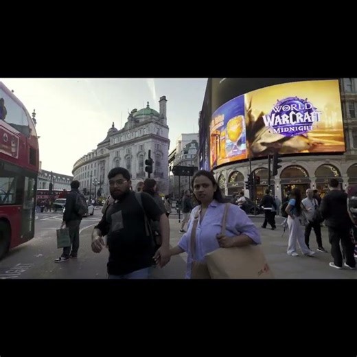 Piccadilly Circus Chaos! 🎪📱 #4KHDRWalk
