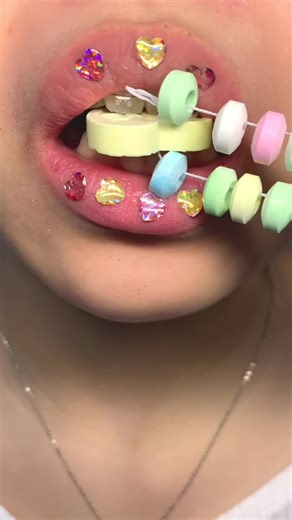#asmr #eating #eatingsounds #eatingshow #mukbang #food #satisfying #foodtiktok #asmrtiktoks #eat #lipstick #asmreating #tingle #candy #jelly #heart