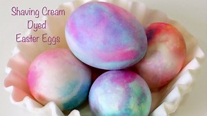 Get creative this Easter! 🐰 Try dyeing eggs with shaving cream and food coloring! 🎨 http://thecraftyblogstalker.com/dye-easter-eggs-shaving-cream/ | The Crafty Blog Stalker