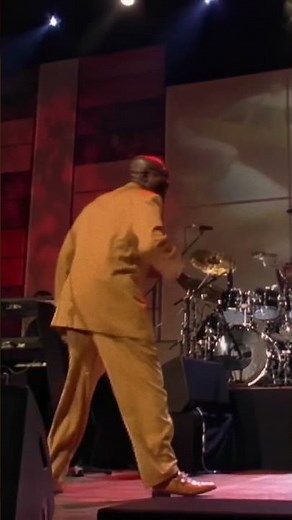 Isaac Hayes bringing the funk like only he can 🔥🎷 #IsaacHayes #ThemeFromShaft #Jazzopen #FunkLegend