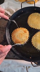 Buonissime e speciali #Seadas Tulesi preparate con amore. Volete assaggiare questa prelibatezza? Allora vi consiglio di non prendere impegni Sabato 20 Aprile 2024 durante l'evento "Beranu in Tula" Potrete assaggiarle insieme ad altre prelibatezze e naturalmente del buon vino. Per maggiori info Tula Eventi | Gabriele Doppiu Photographer Il mio viaggio in Sardegna