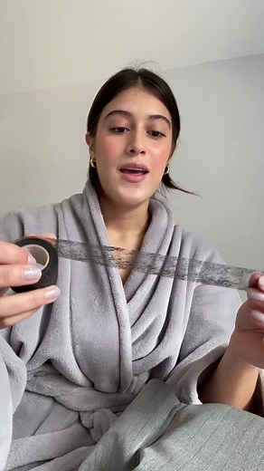 Lo encuentran en amazon como “HeatnBond Hem Iron-On Adhesive” o “Iron on Hem Tape Fabric Fusing Hemming Tape Wonder Web Adhesive Hem Tape for Pants” #fyp #hemmingpants #pants