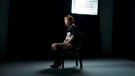 【Klingでリアル系インタビュー動画】#Kling3 @Kling_ai 引用の #AISpringFES2026 のアーティストインタビュー動画をKling 3.0 Omni で制作しました！その中で気付いたことをまとめておきます✨今回制作した映像の基礎情報・３人の人物はエレメント登録(服装まで含めて)・インタビューの場所もエレメント登録・フレーム指定無し(Omni でプロンプト指示のみ)・スマート複数カットON使用したプロンプト例は添付画像を参照してください！▫️感情のコントロールについて話す表情やトーンについては、簡単なワードをプロンプトに入れることで、イメージしているものが出せます。「楽しそうに」「笑いながら」「落ち着いて静かに」など、自然言語でいけるかと思います！▫️秒数と言葉数の調整秒数は自分でセリフを話してみて、かかった秒数＋１秒程度で生成しました。ただ、今回はスマート複数カットをONにしたからか、言葉の言い終わりがかなりギリギリになることが多かったです(添付動画のロングヘアの女性のものなど)そこで、オレンジの髪の女性の動画のプロンプトのように、言葉の最後に意味はないで