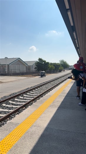 Primer viaje del Tren Interoceánico desde la estación de Juchitán hacia Ixtepec . El viaje fue gratuito para los que ingresaron a la plataforma del Corredor Interoceánico. El sábado el viaje fue de Ixtepec a Tonalá , Chiapas, también gratis . El precio estipulado en la plataforma, de Juchitán a Ixtepec es de 40 pesos . La Presidenta de la República, Claudia Sheinbaum Pardo inauguró las estaciones de Chahuites, Ciudad Ixtepec y Juchitán el pasado viernes 21 de noviembre. Este primer tramo de la l