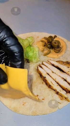 Sandwich gourmand et rapide avec ingrédients simples 🥪✨ Un sandwich simple, économique et plein de saveurs! 😋 Préparé rapidement, avec des ingrédients de tous les jours — mais le goût est digne d’un grand chef 👨‍🍳 Essayez-le aujourd’hui et dites-moi ce que vous en pensez 💛 Abonne-toi pour plus de recettes faciles! #LePetitChef --- #SandwichMaison #CuisineRapide #CuisineÉconomique #RecetteFacile #Sandwich #RepasExpress #CuisineMaison #LePetitChef | Le petit chef stud&work