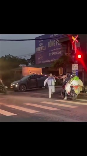 PHÚT GIÂY KINH HOÀNG CỦA XE CON BỊ TÀU #SE6 VA QUỆT TẠI HÀ NỘI (18/4/2026)