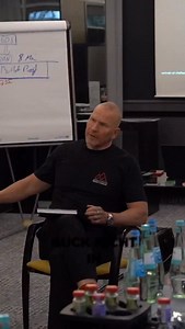 In der Familie gibt’s nur zwei Gründe für Streit: zu viel Geld oder zu wenig Geld. 💸⚖️ 👉 Folge mir für mehr Tipps und Input! #MartinLimbeck #Familie #Geld #Mindset #Motivation #BusinessMindset #Führung #Unternehmertum #Erfolg #Vertrieb | Martin Limbeck