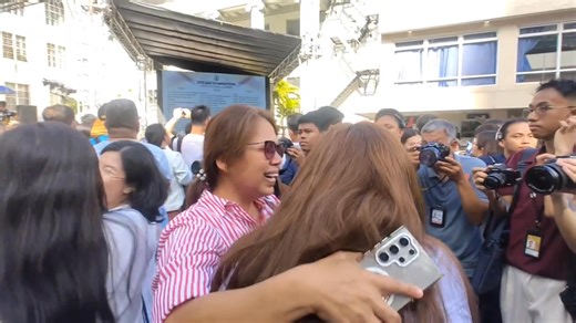 BUYAEN: Nagbalin nga emosyonal dagiti nakapasa iti 'bar exam' kaduada dagiti pagayam ken kabagianda idi nakitada ti resulta ti '2025 Bar Examination Results' BASAEN: https://laoag.bomboradyo.com/5594-nakapasa-iti-2025-bar-exams-sc/ | Bombo Radyo Laoag