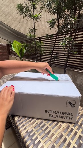 Dental Tiradentes | Material Odontologico | Protetico | Dentista on Instagram: "🚀 NOVIDADE NA DENTAL TIRADENTES! Acabou de chegar o Scanner Intraoral V3 PRO – Runyes, o lançamento que vai elevar o nível da sua clínica com mais agilidade, precisão e tecnologia! Acabamos de fazer o unboxing e já está DISPONÍVEL PARA VENDA! Se você busca mais performance no fluxo digital, esse é o momento certo para conhecer essa inovação. ✨ Quer saber mais? Chame nossos colaboradores pelo WhatsApp e descubra todo