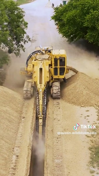 Watch this trencher carve up the earth like butter 🧈 If you like construction and heavy equipment this is your page. #construction #constructionequipment #heavyequipment #fyp #bluecollar #trencher