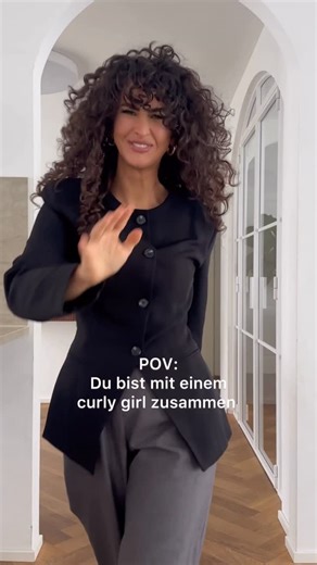 ‎Ajat • آيات‎ on Instagram: "Triggerwarnung: Nichts für schwache Nerven 😂👩🏻‍🦱 . . . #lockengirl #curlygirl #funny"