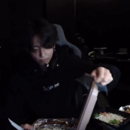 Jk-ahhhh, just one bite 🤭 | Ｌｉｔｔｌｅ - ＪＫ