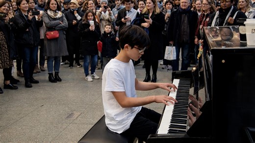 A crowd stopped for Interstellar at the station